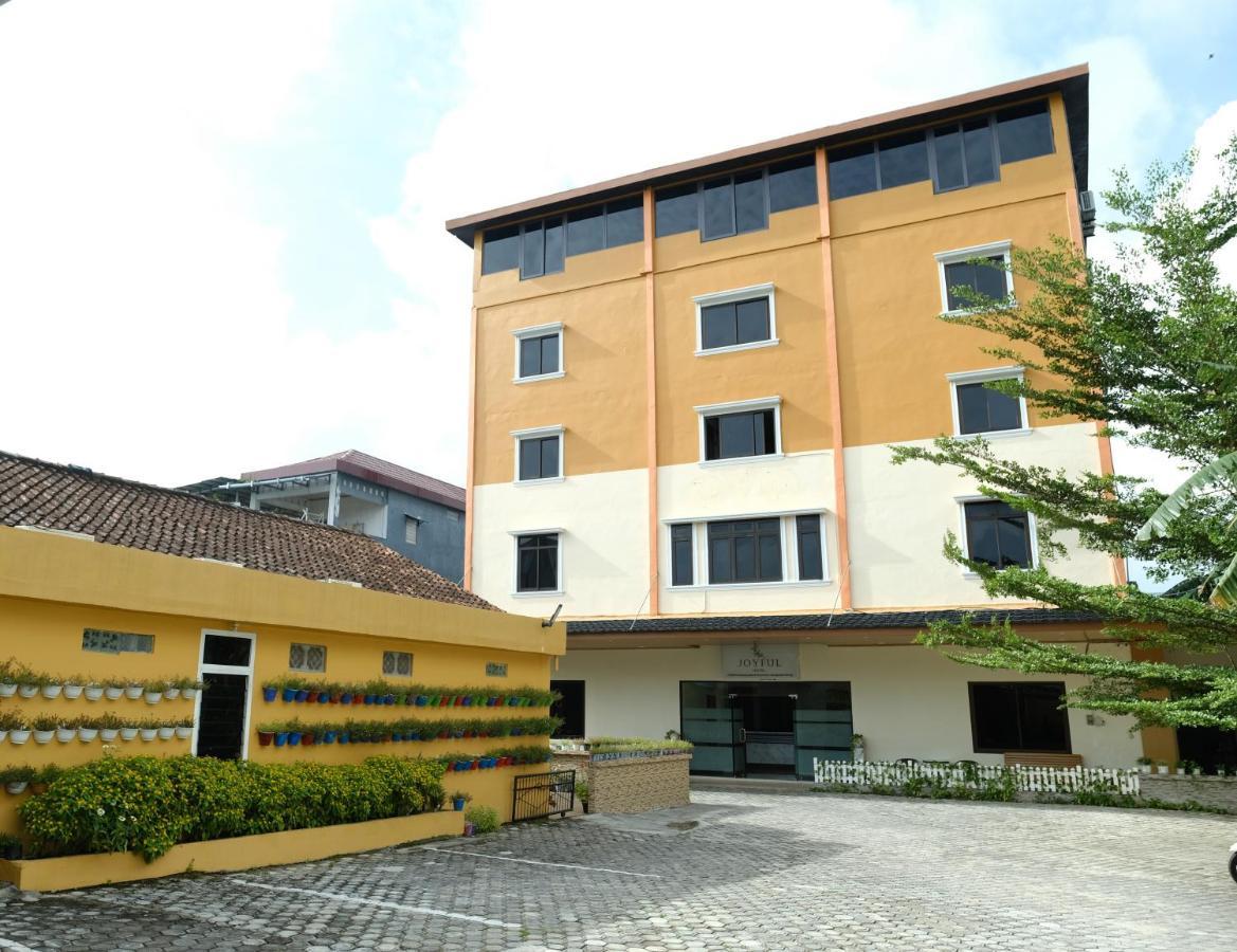 Joyful Hotel Tanjung Pandan Exterior foto